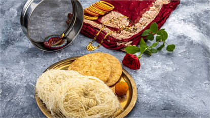 Karwa Chauth 2023: पहली बार रख रही हैं करवा चौथ का उपवास? भूख-प्यास लगने पर रखें इन बातों का ध्यान Karwa Chauth 2023 Things To Do Newly Married Couple First Karwa Chauth