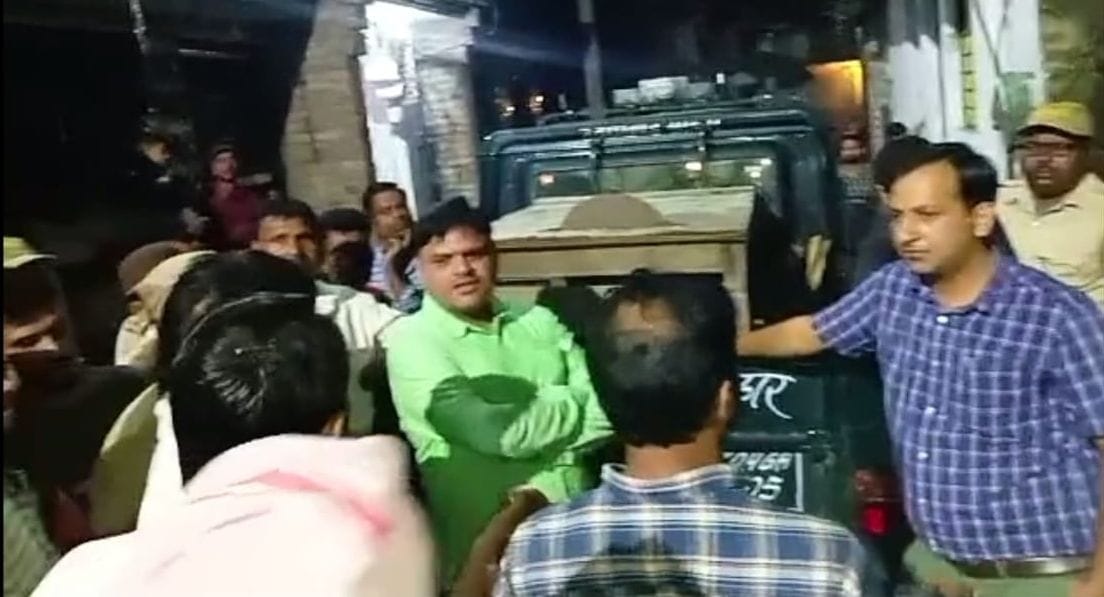 The forest department team went to seize the saw machine, tried to take the ranger hostage