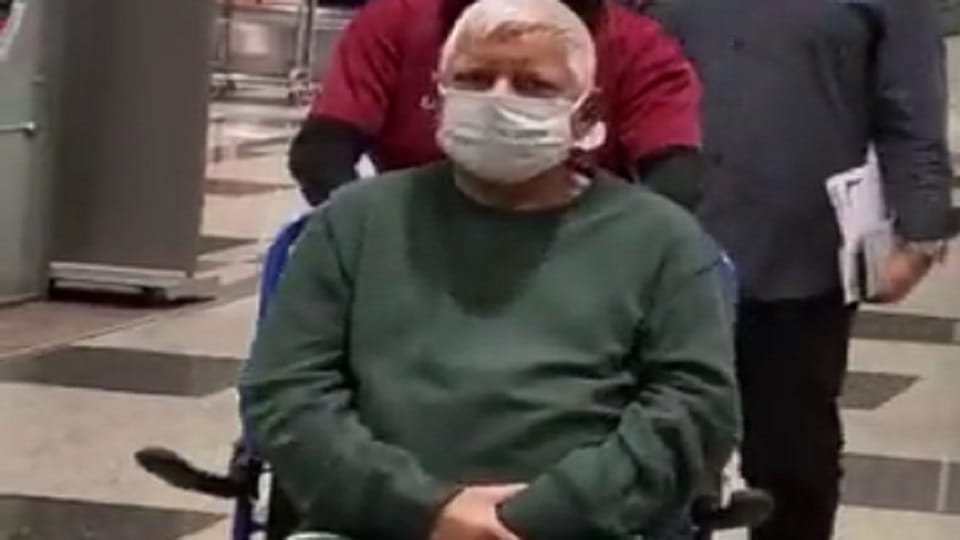 RJD Lalu Yadav reached Singapore for Kidney treatment News in Hindi