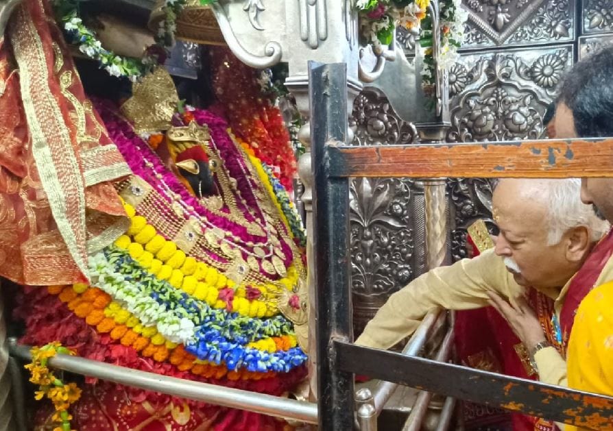 RSS chief Mohan Bhagwat visit Vindhyachal offered 51 laddoos to Hanuman temple devarah baba ashram