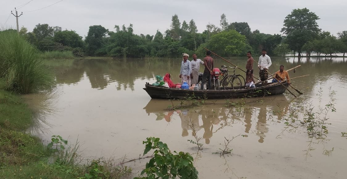 Saryu River flowing above danger mark in Mau people of coastal areas were shocked
