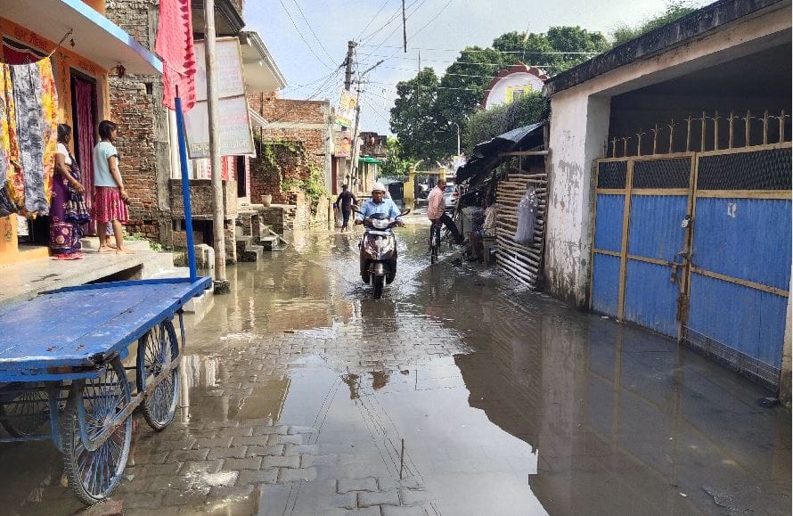 Saryu River flowing above danger mark in Mau people of coastal areas were shocked
