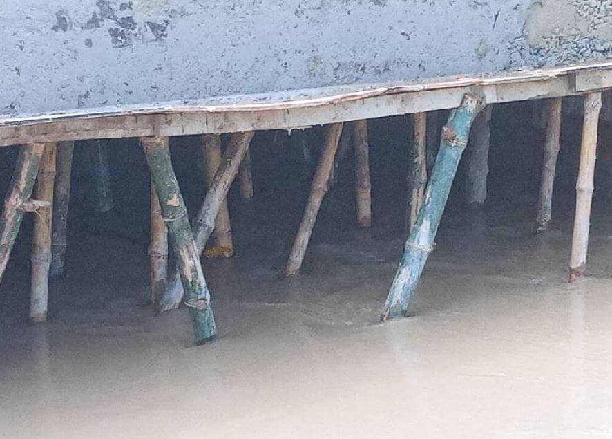 Saryu River flowing above danger mark in Mau people of coastal areas were shocked