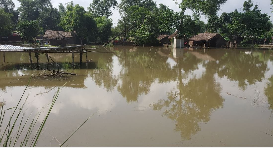 Saryu River flowing above danger mark in Mau people of coastal areas were shocked