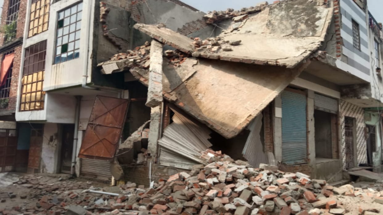 Meerut: Two-storey house collapsed in Lisadigate, many shops collapsed