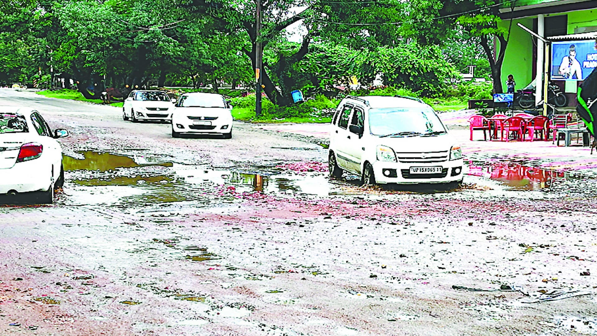 Potholes in every road in Meerut City, roads become fatal after the rain, accidents are happening daily