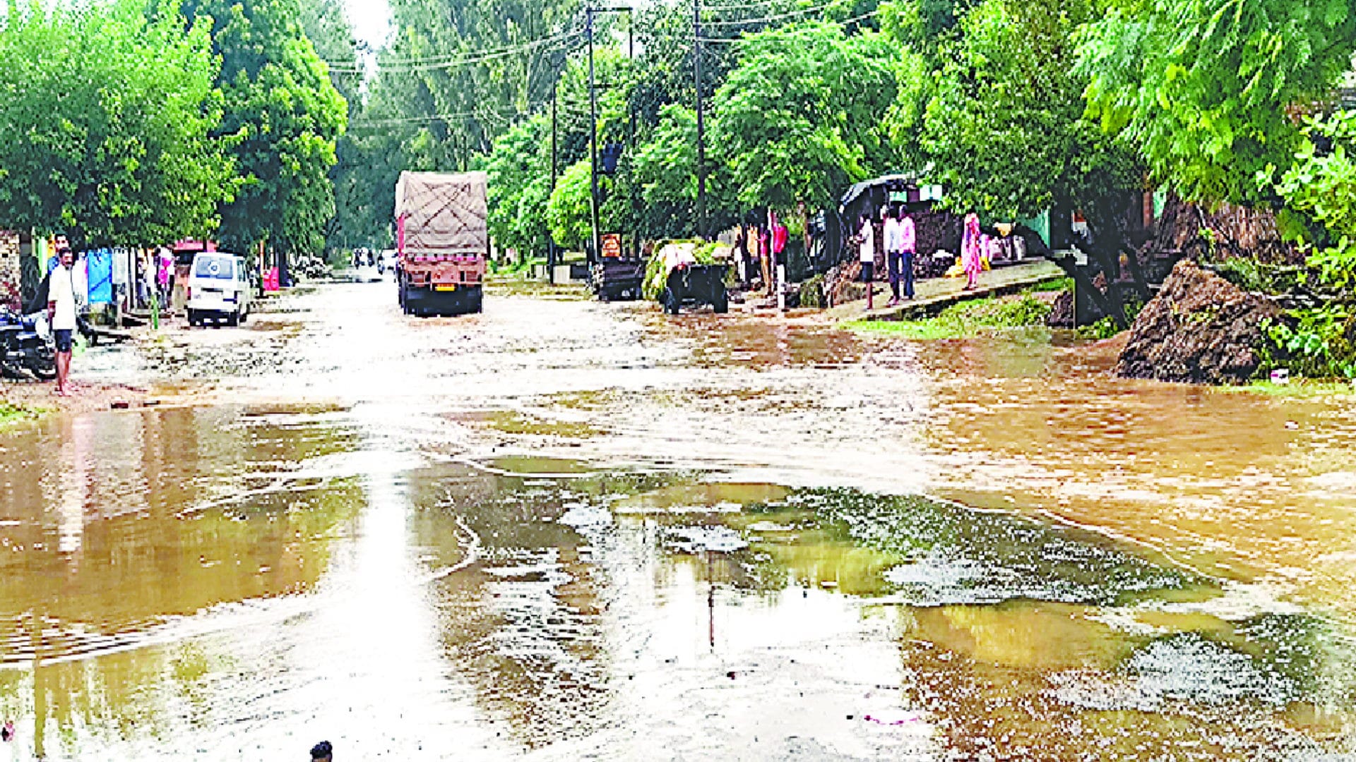 Potholes in every road in Meerut City, roads become fatal after the rain, accidents are happening daily