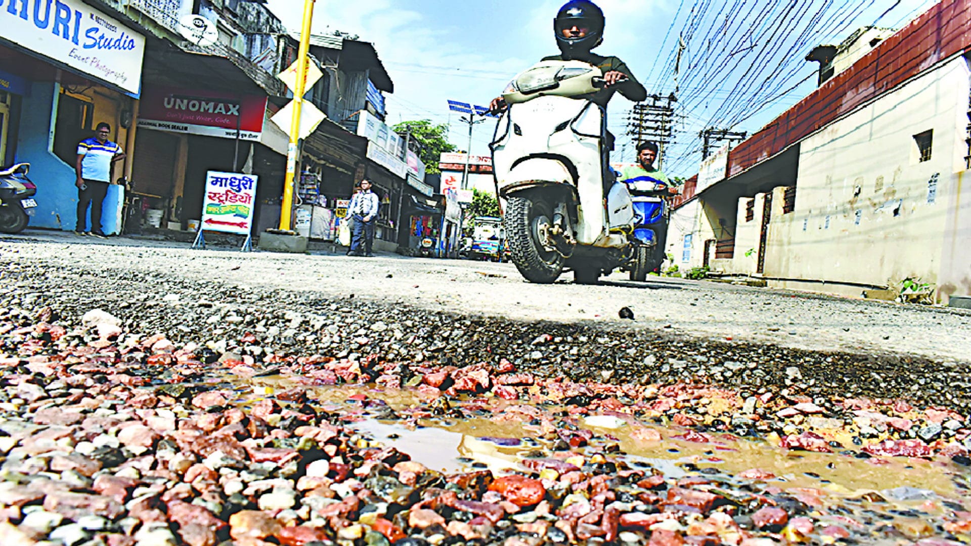 Potholes in every road in Meerut City, roads become fatal after the rain, accidents are happening daily