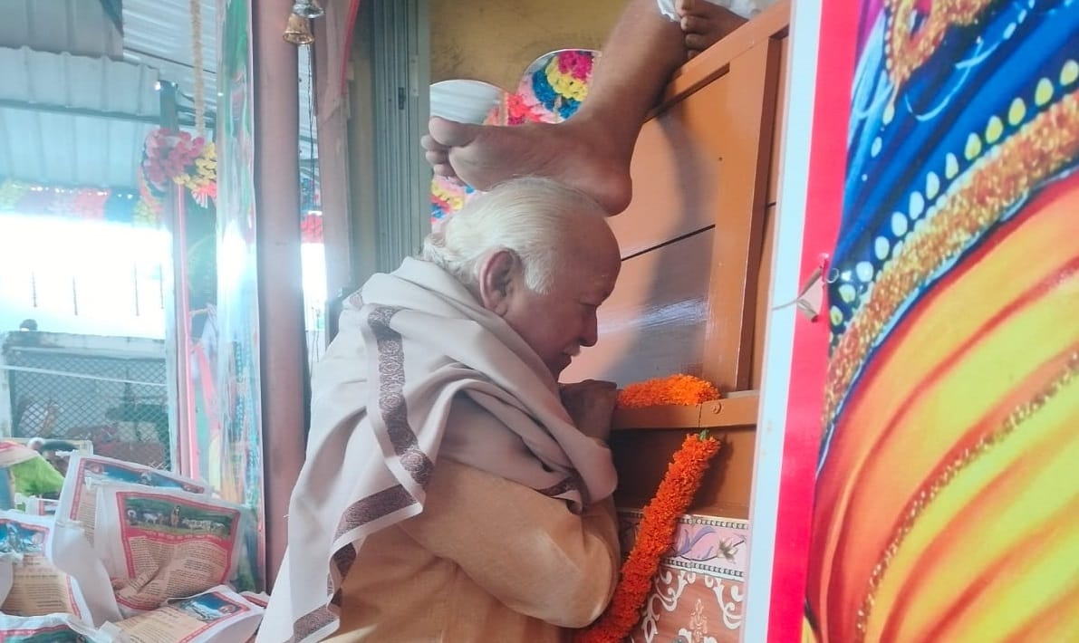 RSS chief Mohan Bhagwat visit Vindhyachal offered 51 laddoos to Hanuman temple devarah baba ashram