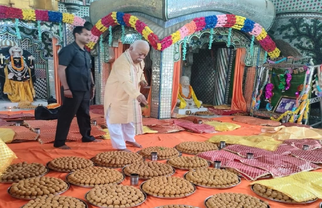 RSS chief Mohan Bhagwat visit Vindhyachal offered 51 laddoos to Hanuman temple devarah baba ashram