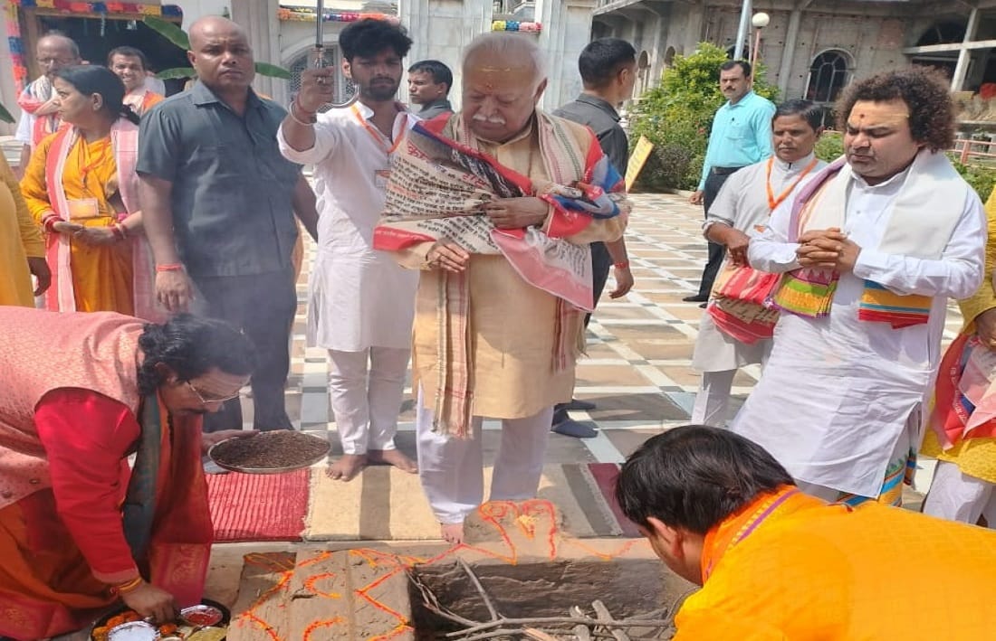RSS chief Mohan Bhagwat visit Vindhyachal offered 51 laddoos to Hanuman temple devarah baba ashram