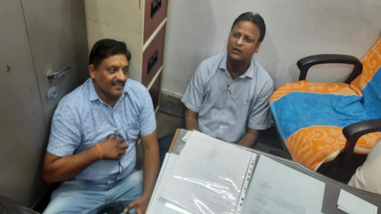 Muzaffarnagar: Dr. Anubhav sitting on dharna in CMO office for not getting permission for sale of eco machine