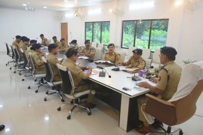 Police Commissioner of varanasi held crime review meeting amid festivals Dhanteras Diwali and winter crime