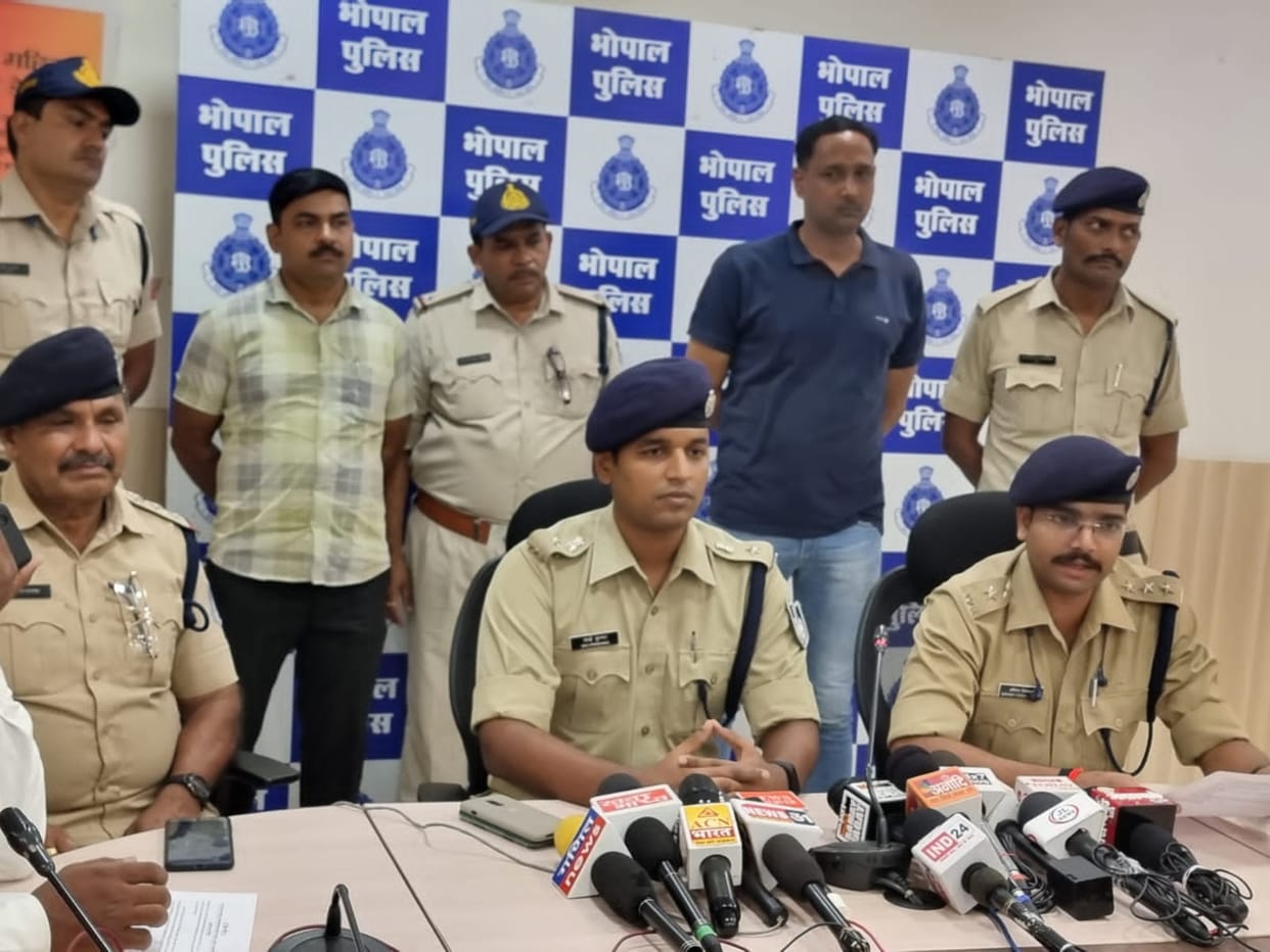 Bhopal News Bhopal police caught usurper auditor posted in Accountant General's office