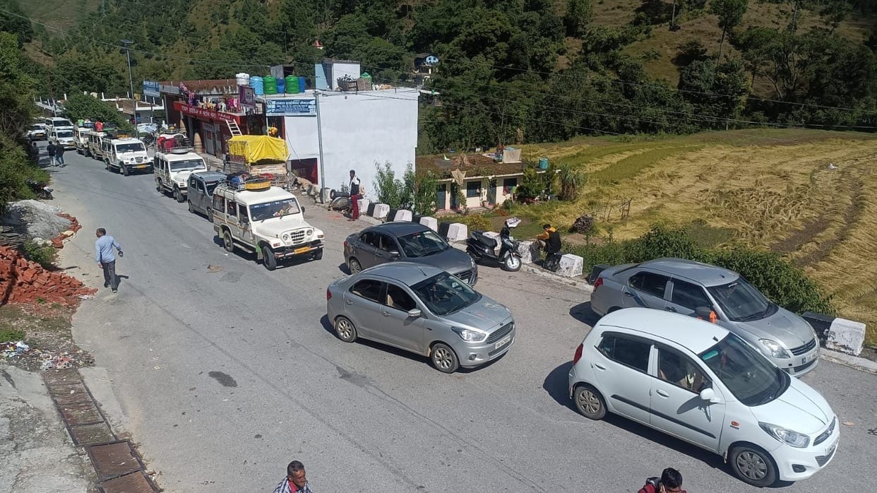 Traffic stalled for 10 hours on Pithoragarh-Ghat NH
