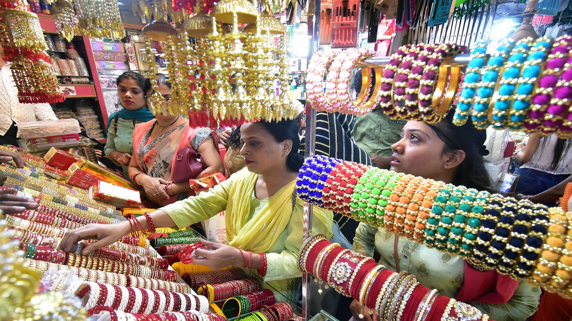 Vrat of Karva Chauth will be celebrated today husband's face will be seen with a sieve