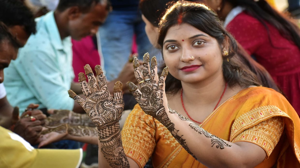 Vrat of Karva Chauth will be celebrated today husband's face will be seen with a sieve