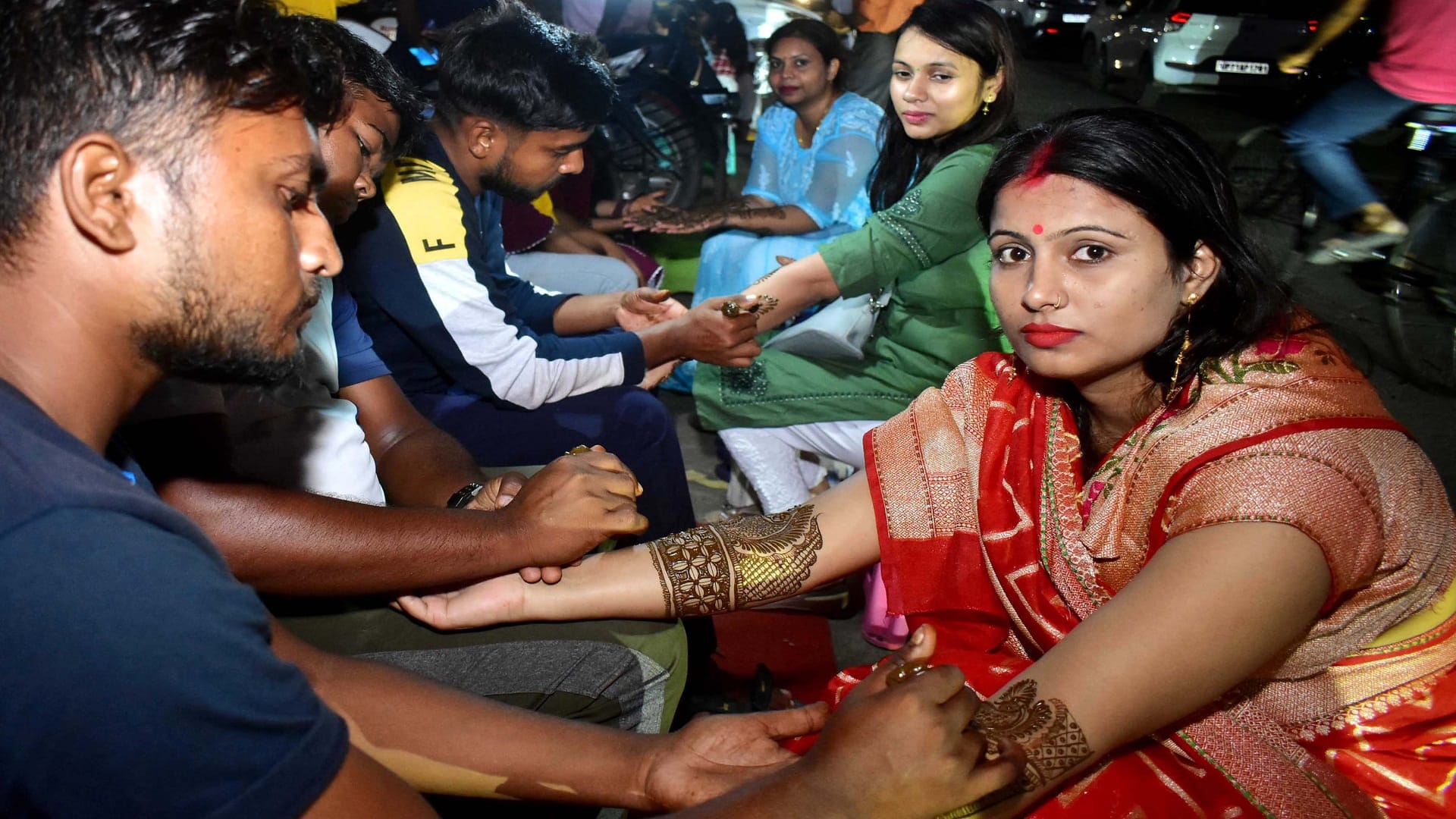 Vrat of Karva Chauth will be celebrated today husband's face will be seen with a sieve