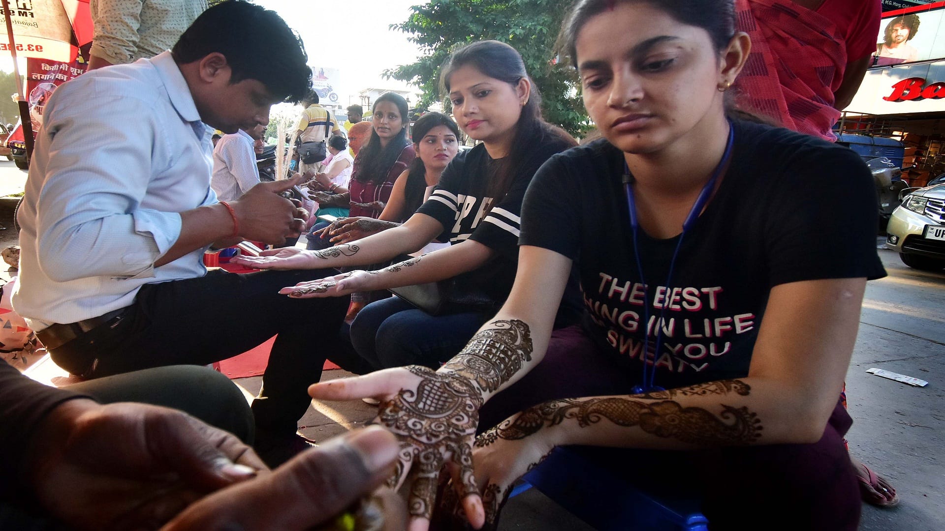 Vrat of Karva Chauth will be celebrated today husband's face will be seen with a sieve