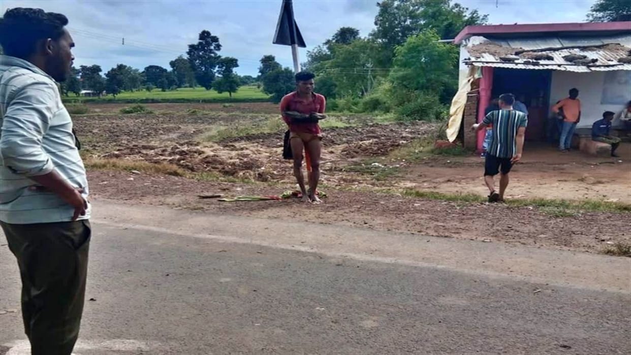 Rape of five-year-old innocent in Jabalpur Villagers beat accused by tying him to pole