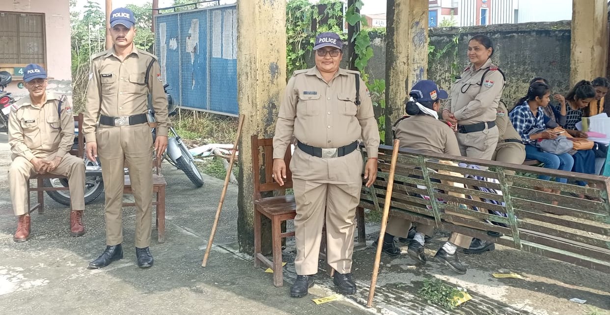 Police Force in Rudrapur Collage