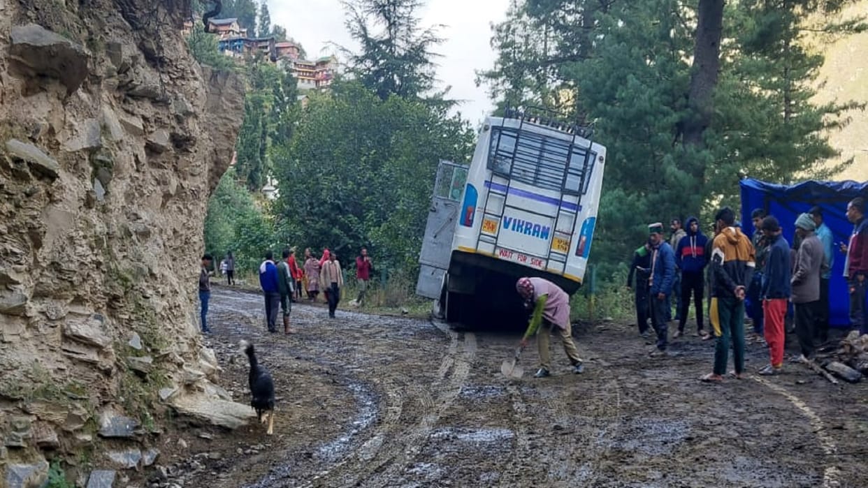 Private bus slipped on dung in Himachal Chamba