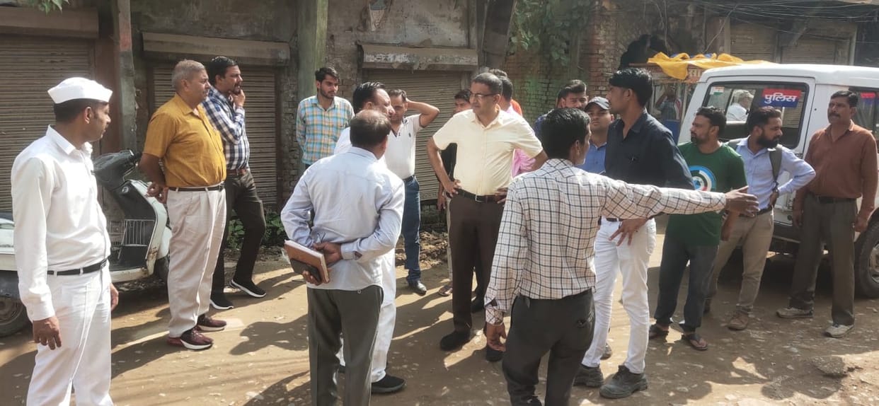 The Divisional Commissioner was furious after seeing the encroachment.