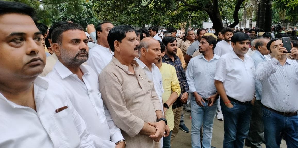 Kanpur Dehat: More than a thousand workers reached Saifai and gave their last farewell to SP Patron Mulayam Singh Yadav