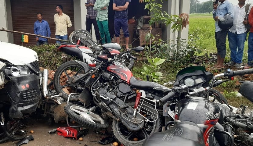 Uncontrollable Xylo car trampled 11 motorcycles