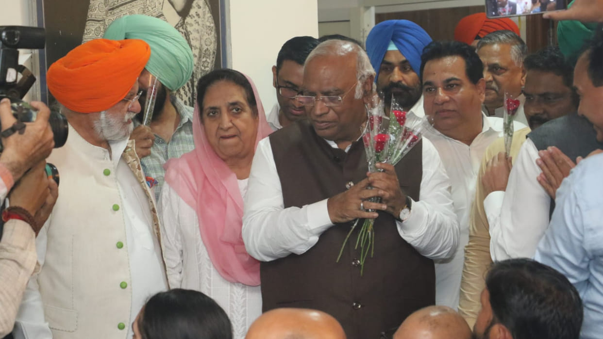 Congress Presidential candidate Mallikarjun Kharge reached Chandigarh