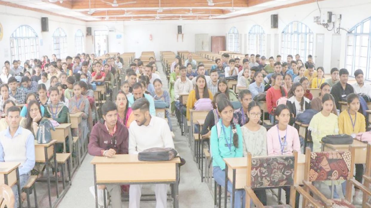 Smartphones distributed to 40 college students in Chamba