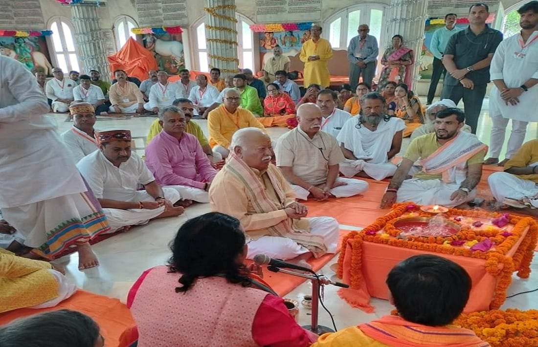 RSS chief Mohan Bhagwat visit Vindhyachal offered 51 laddoos to Hanuman temple devarah baba ashram