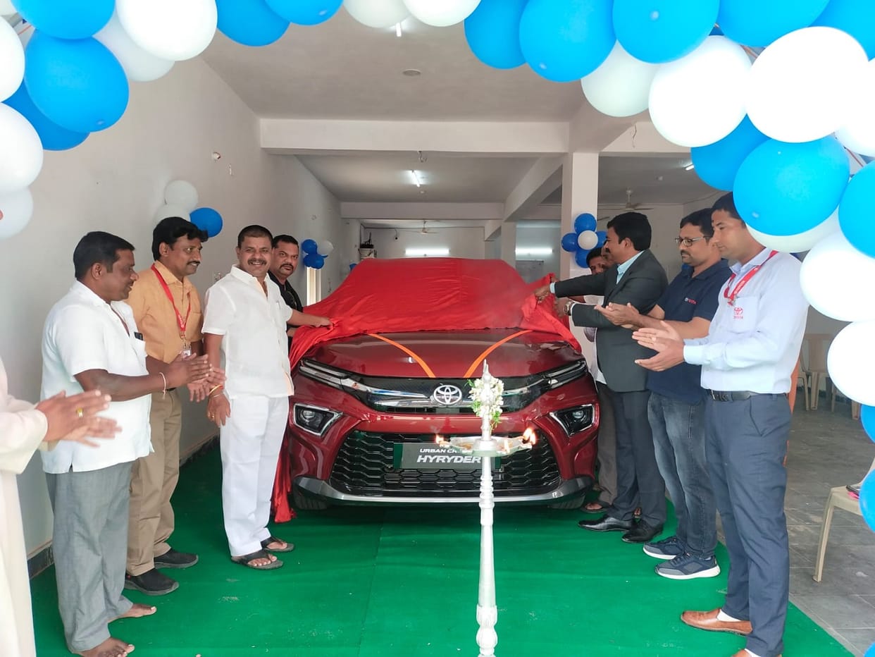 Toyota Kirloskar Motor starts delivery of its first mid-size SUV in India Urban Cruiser HyRyder News in Hindi