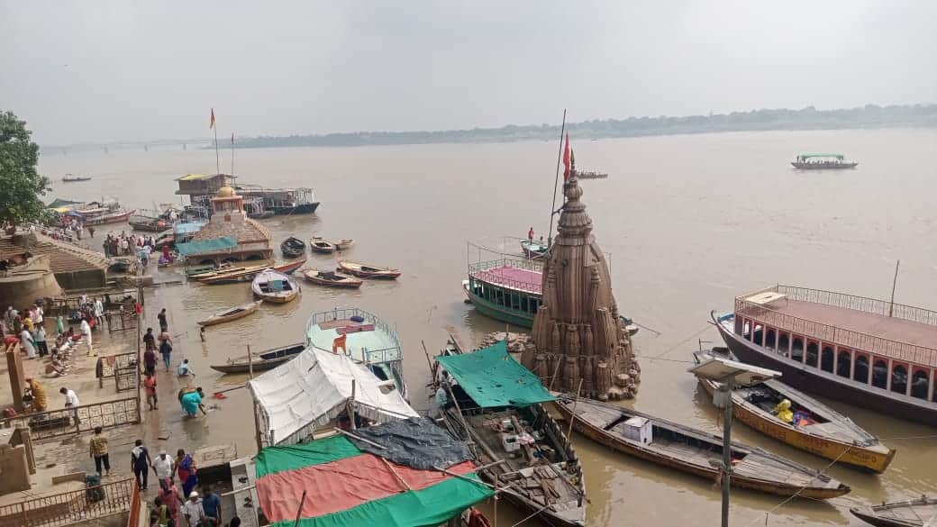 Ganga water level rising again in Varanasi ghats lost contact setback for Dev Deepawali preparations