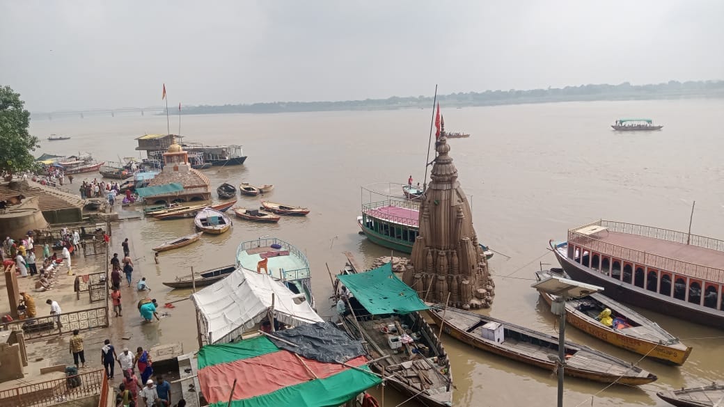 Ganga water level rising again in Varanasi ghats lost contact setback for Dev Deepawali preparations