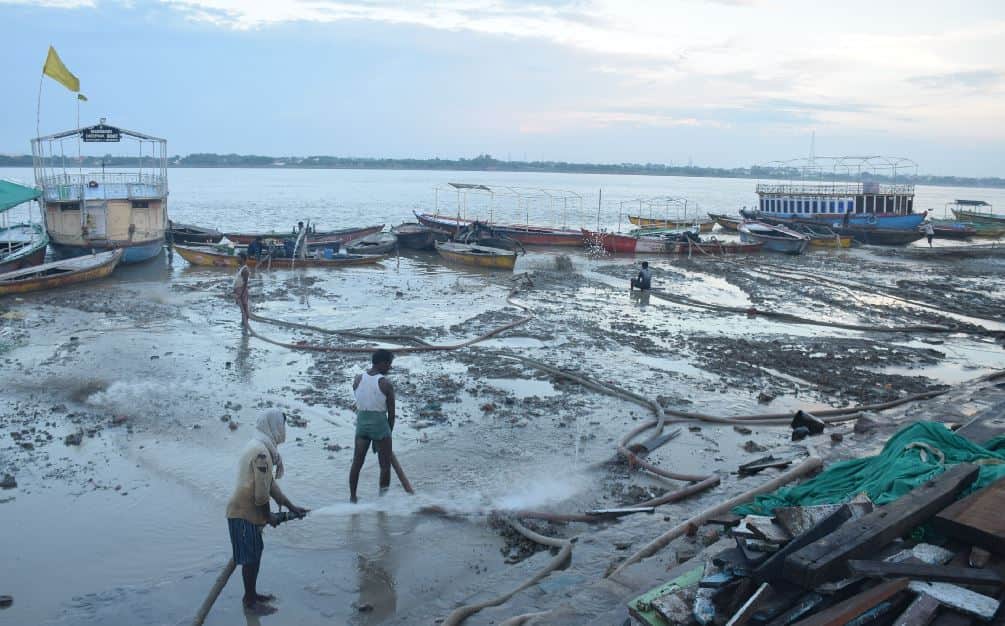 Ganga water level rising again in Varanasi ghats lost contact setback for Dev Deepawali preparations