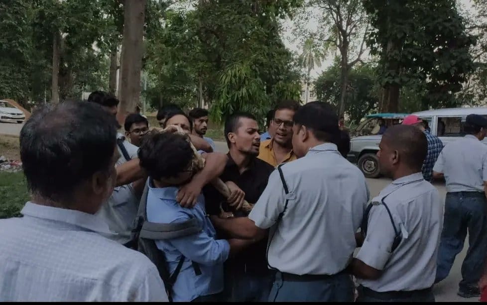 NSUI activists burn effigy of Education Minister in protest against fee hike in bhu