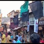 दुकानों पर लगे काले झंडे