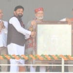 पीएम को चंबा रुमाल देकर सम्मानित किया।