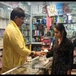 करवाचौथ पर भाजपा विधायक ने दुकान पर बेची चूड़ियां