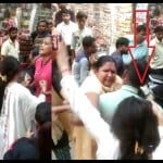 पति और उसकी गर्लफ्रेंड को पीटती महिलाएं