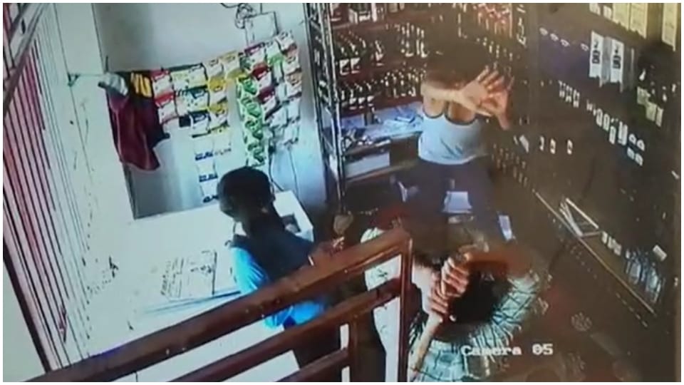 1.80 lakh looted from liquor shop employee in sikar