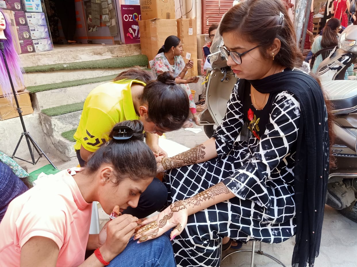 Karva Chauth: Enthusiasm among women, market buzzes