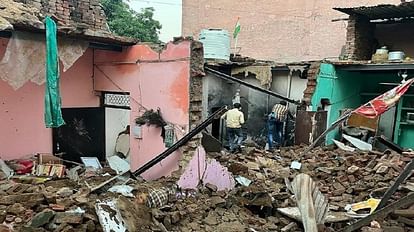 धमाके से मलबे के ढेर में तब्दील घर