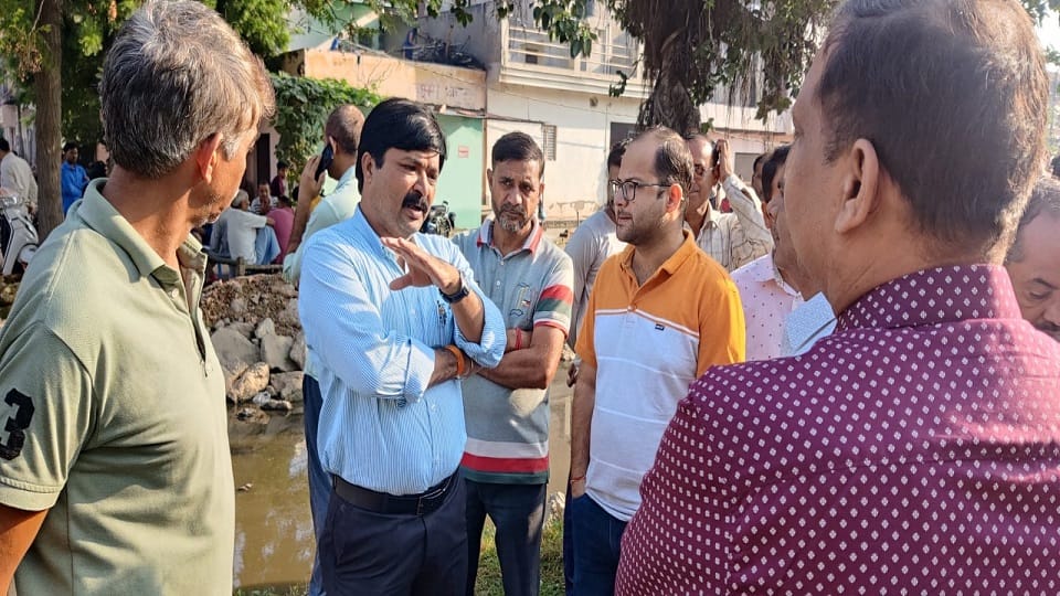 Dengu Vihar pareshan nagar officers ran as soon as names of the colonies changed in agra