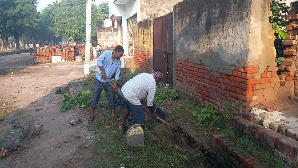 Dengu Vihar pareshan nagar officers ran as soon as names of the colonies changed in agra