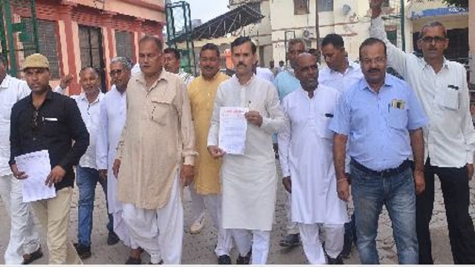 Farmers reached the Collectorate with rotten paddy in agra news