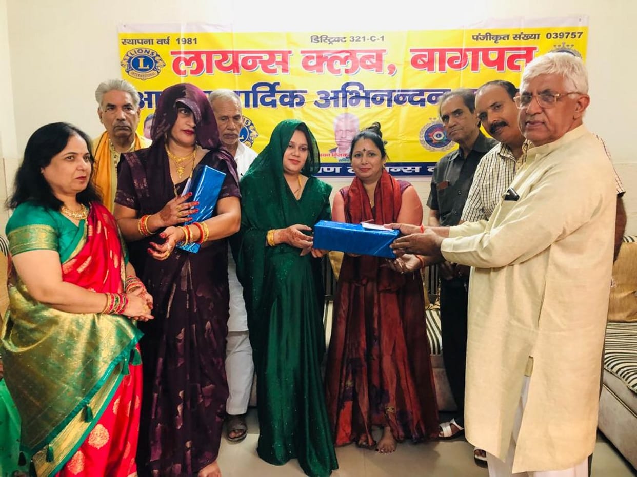 Drishti stood first in Mehndi competition