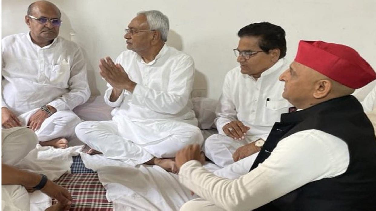 Picture of Akhilesh Yadav with Bihar CM is viral on social media people are saying neta ji