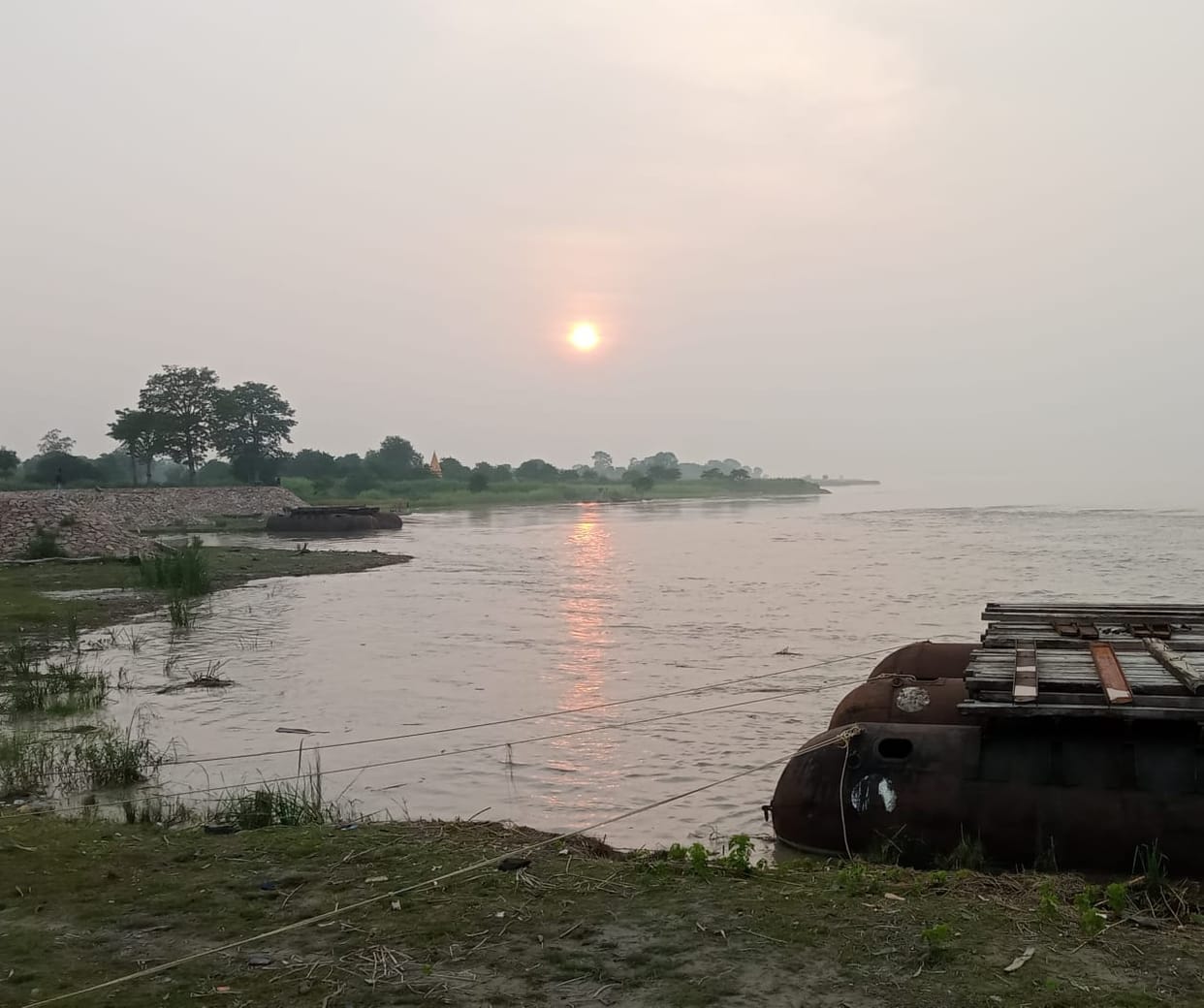 Water receded in Gandak river, troubles persist